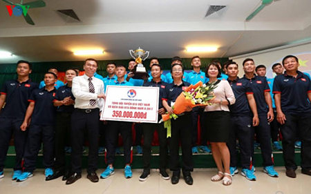 Chiếc cúp vô địch Đông Nam Á đầu tiên của bóng đá Việt Nam sau gần 1 thập kỷ chờ đợi.